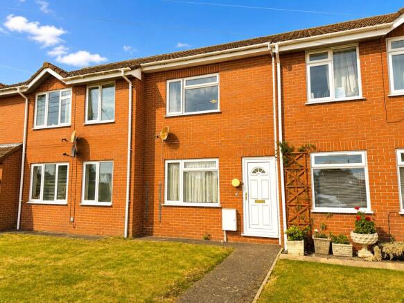 2 bed property, in Orchard Close, £195,000