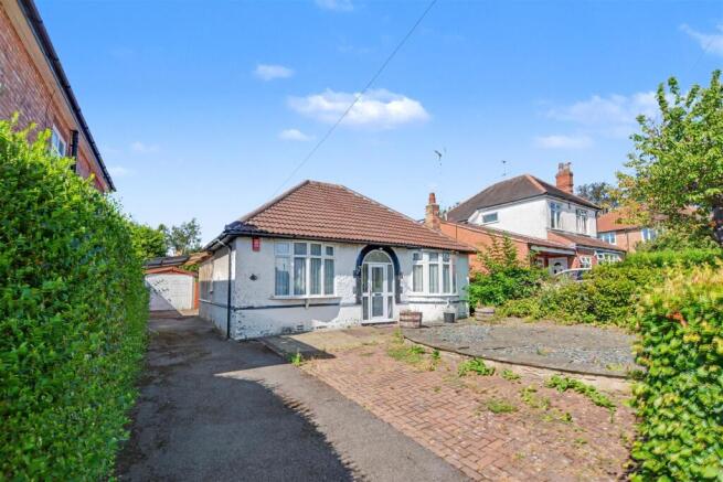 2 bed property, in Holden Road, £350,000