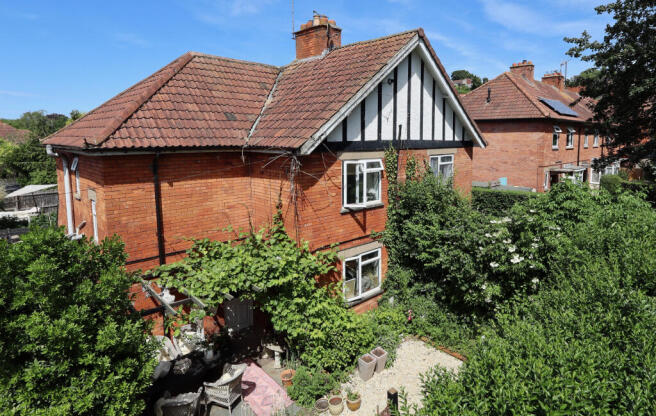 3 bed property, in St. Edmunds Road, £335,000