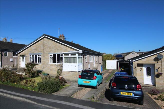 2 bed property, in Aire Crescent, £245,000