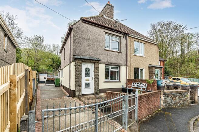 2 bed property, in Laburnum Terrace, £215,000