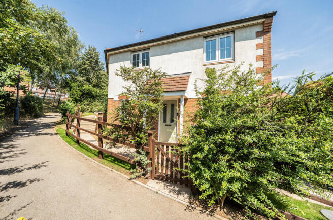 3 bed property, in Farnborough Avenue, £260,000