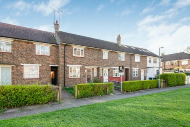 2 bed property, in Hengelo Gardens, £400,000