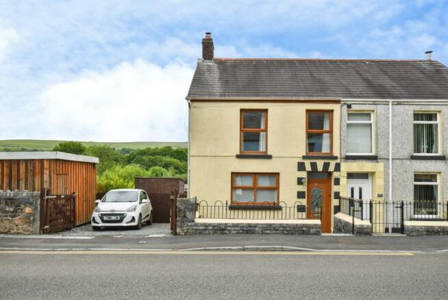 2 bed property, in Cwmamman Road, £200,000