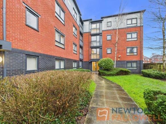 2 bed property, in Broadway, £80,000