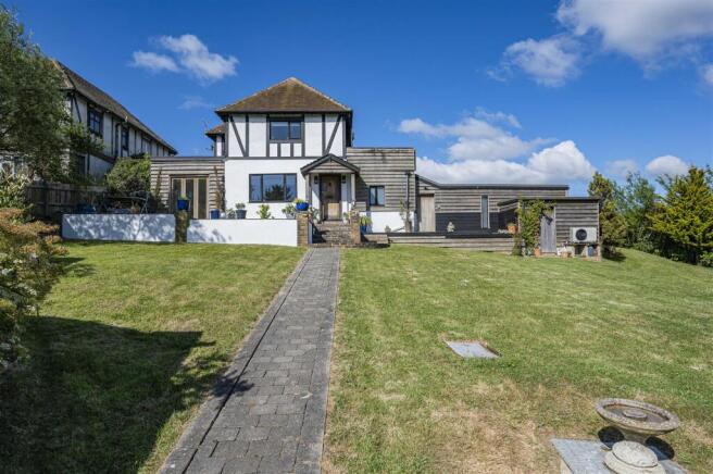 5 bed property, in Cresta Road, £875,000