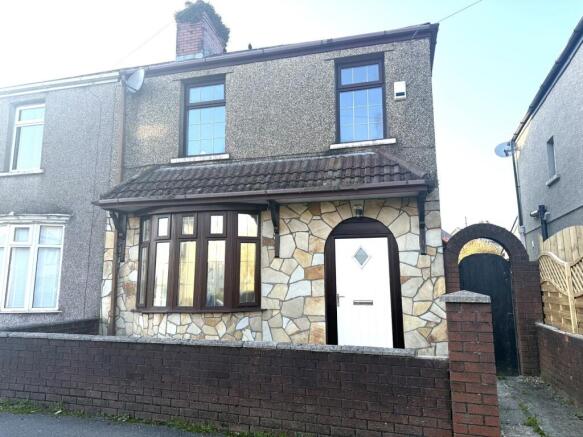 3 bed property, in Morfa Road, £125,000