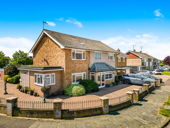 4 bed property, in Plantation Road, £900,000