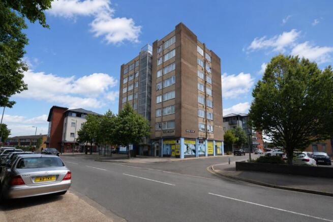 2 bed property, in Bishopsfield Road, £90,000