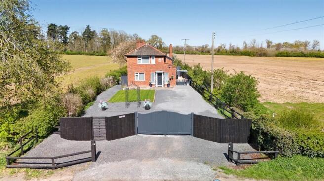 3 bed property, in Spetchley, £475,000