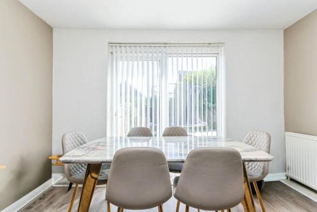 3 bed property, in Beckhampton Road, £185,000