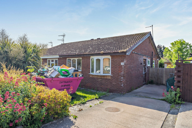 2 bed property, in Garth Clarendon, £150,000