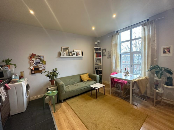 1 bed property, in Moorland Road, £90,000