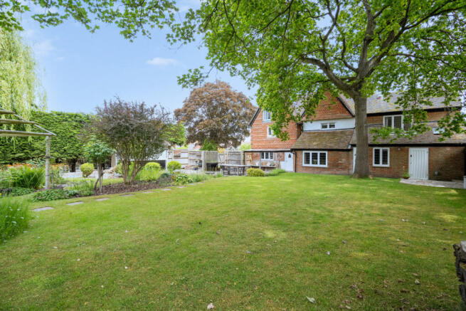 5 bed property, in Brook Farm House, £995,000