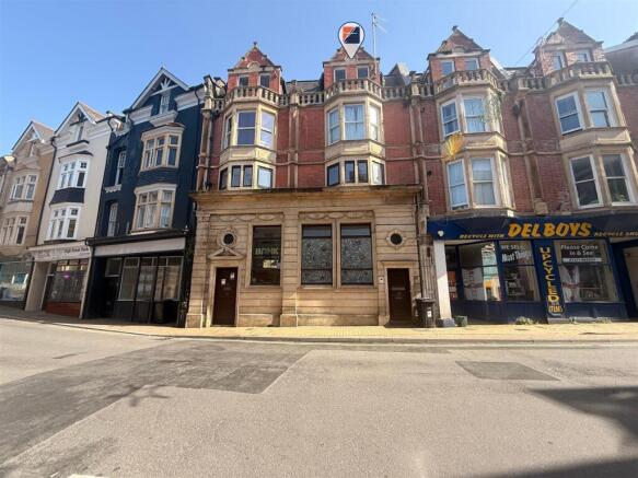 2 bed property, in Flat 3, £100,000