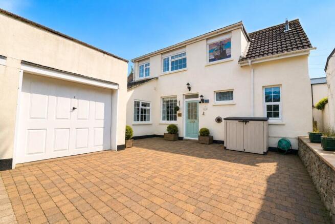 3 bed property, in Trafalgar Gardens, £310,000