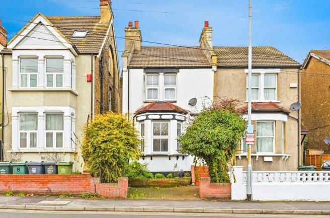 2 bed property, in Highfield Road, £240,000