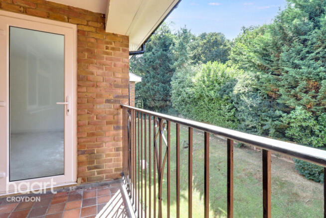 1 bed property, in Park Road, £140,000