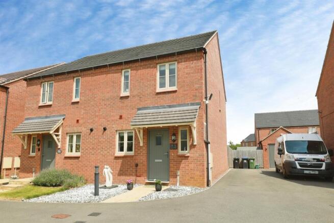 2 bed property, in Raleigh Avenue, £270,000