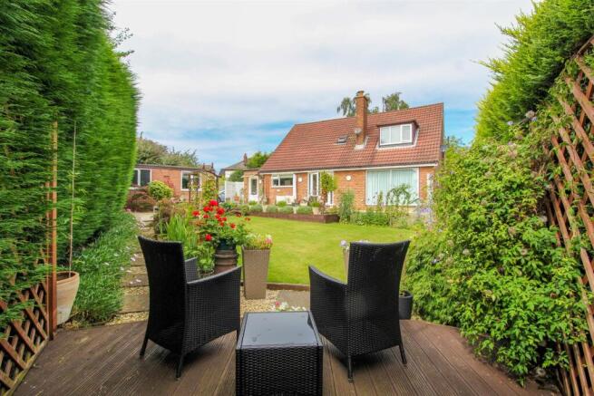 4 bed property, in Manygates Lane, £625,000