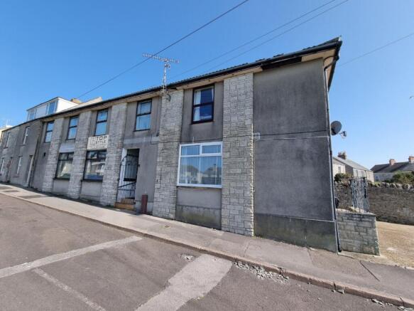 2 bed property, in Top Styles, £115,000