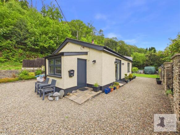 2 bed property, in Gilfachrheda, £280,000