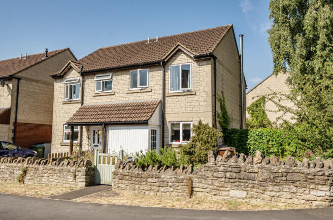 3 bed property, in Portland Road, £325,000