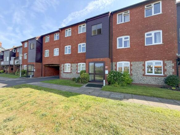 2 bed property, in Langham Court, £215,000