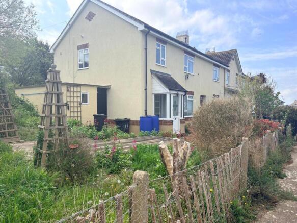 3 bed property, in Harbour View Road, £160,000
