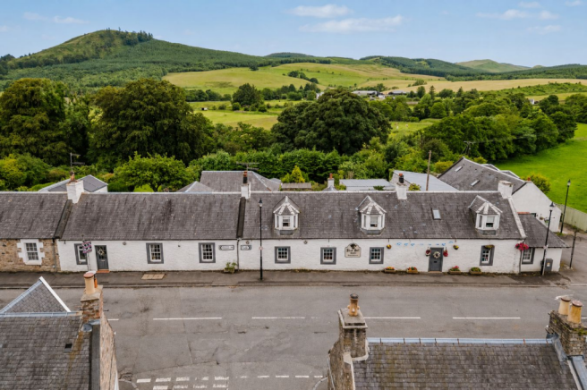 5 bed property, in Main Street, £260,000