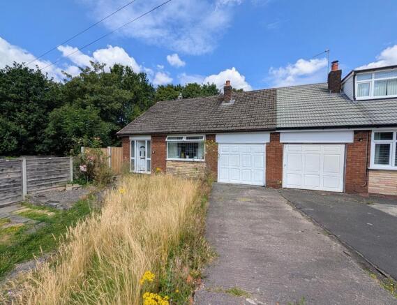 2 bed property, in Foxholes Road, £250,000
