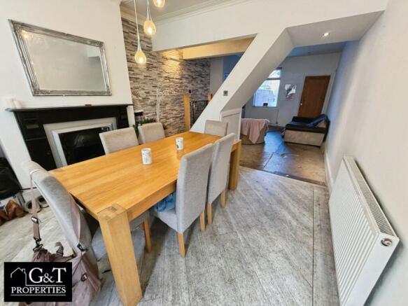 2 bed property, in Dudley Wood Road, £190,000