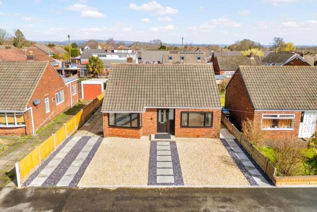 2 bed property, in Yvonne Close, £279,950