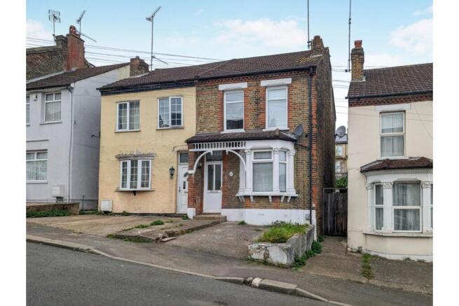 3 bed property, in Orchard Road, £425,000