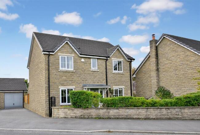 4 bed property, in Queensway, £585,000