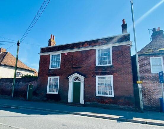 5 bed property, in Green Street Farm House, £450,000