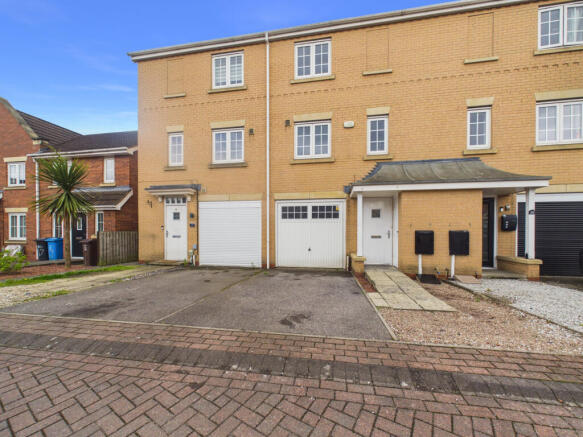 3 bed property, in Halecroft Park, £195,000