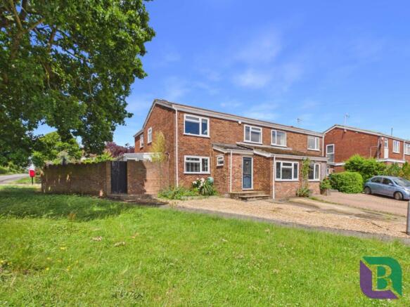 4 bed property, in Vandyke Close, £500,000