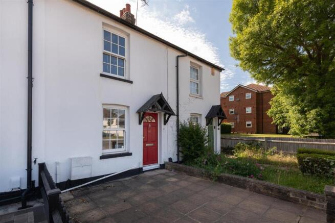 2 bed property, in Chase Road, £475,000