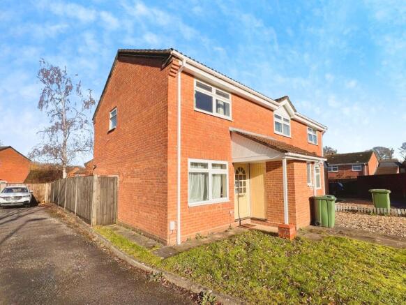 2 bed property, in Adur Close, £260,000