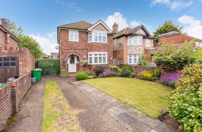 3 bed property, in Meadowbrook Close, £575,000