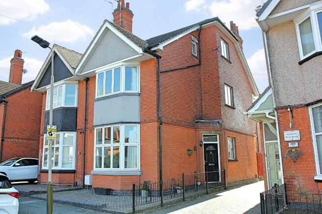 5 bed property, in Belvoir Drive, £400,000
