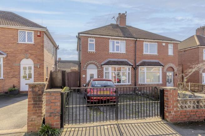 3 bed property, in Clive Avenue, £190,000