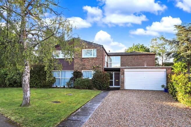 5 bed property, in Whitney Drive, £800,000