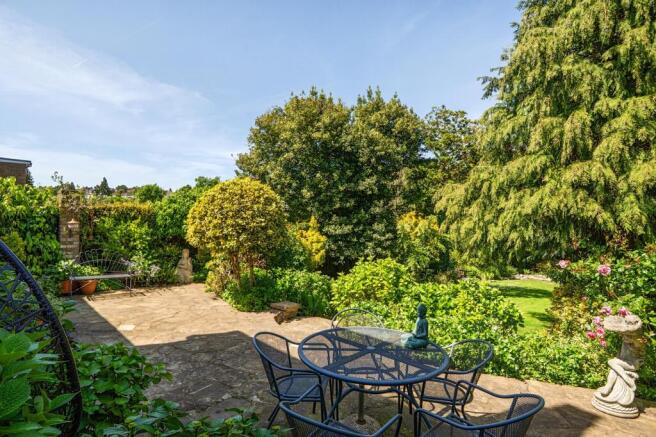 4 bed property, in Buckingham Avenue, £1,225,000
