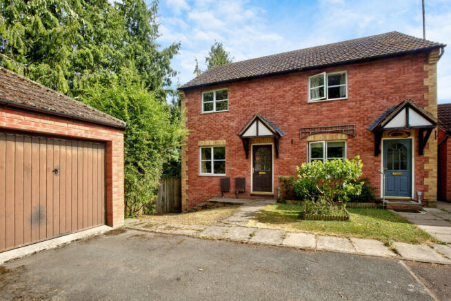 2 bed property, in St. Clares Court, £200,000