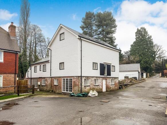 3 bed property, in Bradleys Mill, £850,000