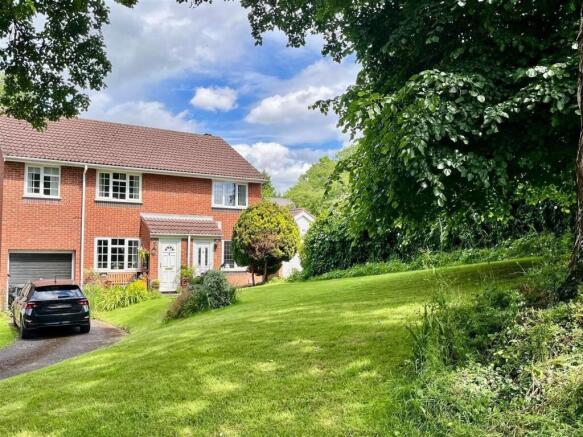 2 bed property, in Lisures Drive, £290,000