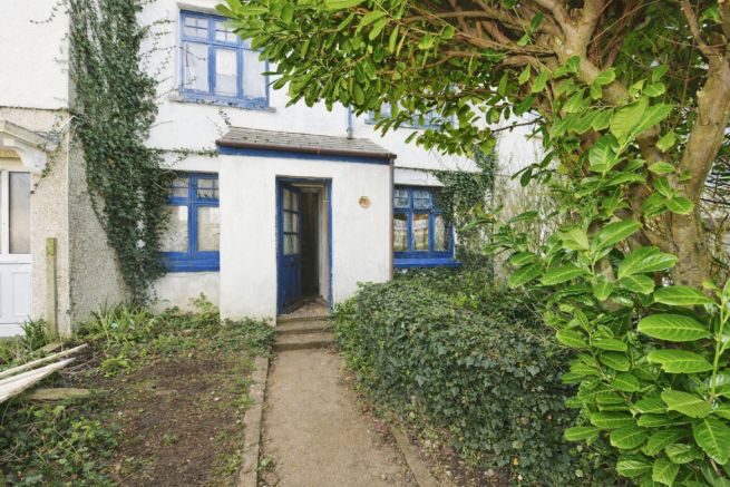 3 bed property, in Camborne, £80,000