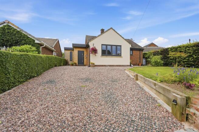 3 bed property, in Crossfield Road, £425,000